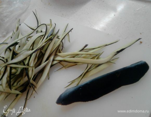 Краешки баклажанов нарезать тонкой соломкой
