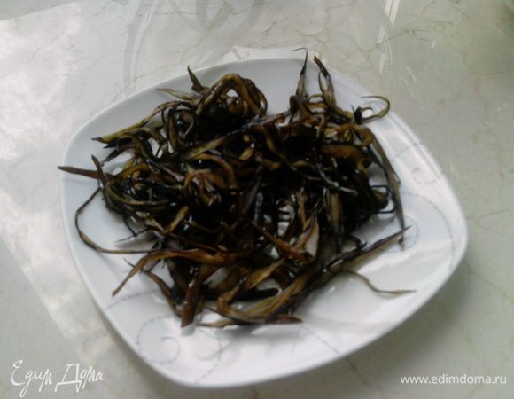 Соломку сбрызнуть соевым соусом, посыпать сахаром и обжарить (оставить для сервировки готового блюда)