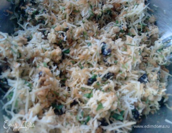 Для начинки: морковь, сыр, чеснок натереть на мелкой терке; зелень, чернослив и орехи мелко порезать; посолить, поперчить и заправить майонезом