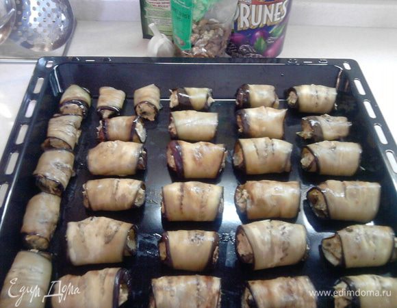 Поставить в разогретый духовой шкаф и выпекать 15 минут при высокой температуре (примерно 220-250 гр), чтобы они подрумянились