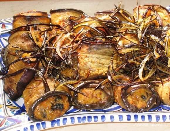 Готовые рулетики выложить на общее блюдо горкой, посыпать сверху подготовленной соломкой из баклажанов и орехами. Подавать можно и в горячем виде, и в холодном. Приятного аппетита