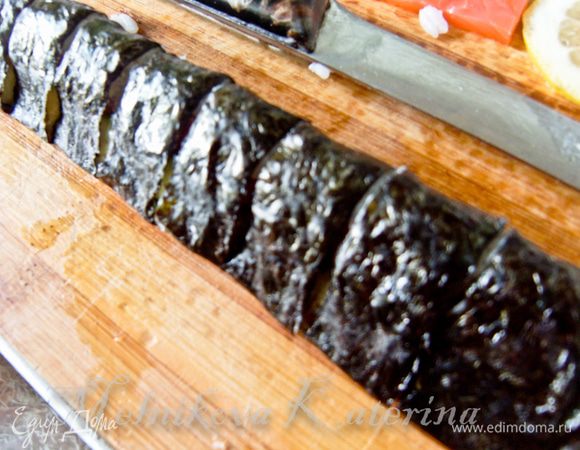 Переложить осторожно ролл на разделочную доску, нарезать на порционные кусочки. 