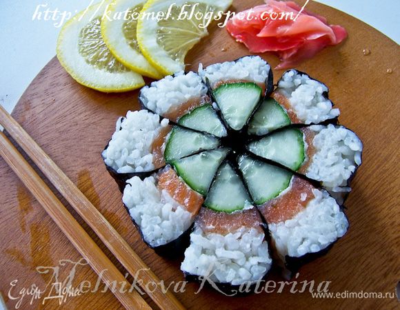 Выложить в виде цветка. Приятного Вам аппетита! 