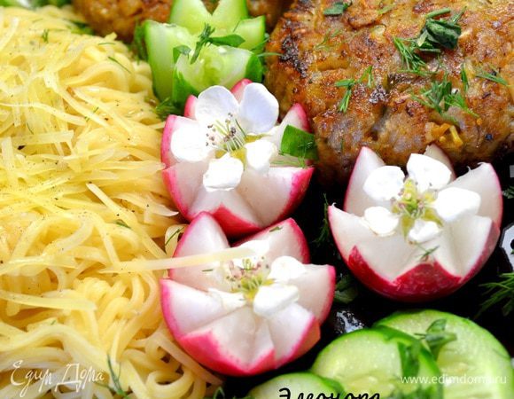 В фарш добавляем картошку,морковку(на тёрке),яйцо,лук мелко порезать,овсяные хлопья,зелень, специи-всё перемешать и оставить мин.на30.Затем сформировать котлетки и обжарить с 2х сторон.