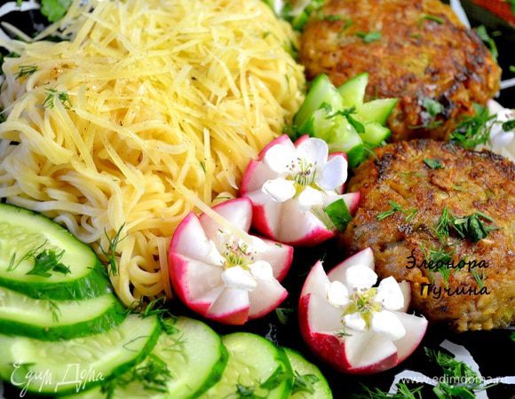 В это время ставим воду для яичной вермишели твёрдых сортов,солим и закидываем в кипяток(верм.варится2-3мин.)На приготовление ушло менее 30мин.,а если котлетки заранее приготовили то ужин готов через 15мин.)Вермишель при подаче полила соусом со сковородки после приготовления котлет,посыпала пармезаном ,добавила овощей порционно.