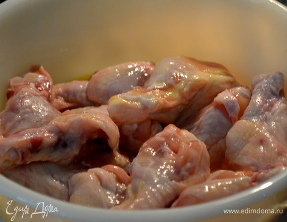 Разогреть духовку до 190гр.
Выложить крылышки в блюдо и смазать все слегка взбитыми яйцами.
Противень застелить фольгой. Смазать фольгу 2ч.л раст.маслом.