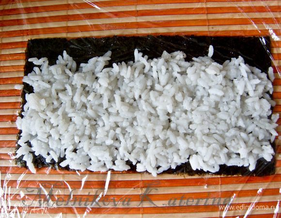 Выложите на пленку рис, разровняв его.