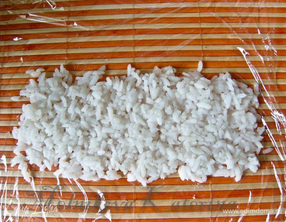 Вытащите из-под пленки лист нори.