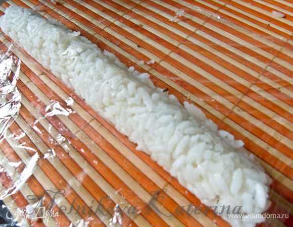 Затем сверните ролл как вы обычно это делаете с листом нори, отогните пищевую пленку.