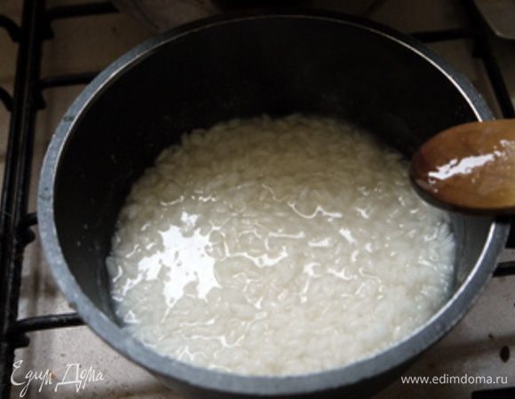 Отварить рис для суши, как указано на упаковке. Я варила 18 минут, предварительно промыв рис.Дать готовому рису постоять 10 минут. 