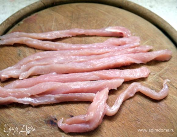 Нарезать кусочек куриной грудки на тонкие полоски. Посолить,поперчить.