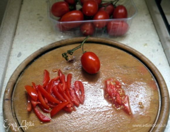 Нарезать на тонкие ломтики помидор и сырую морковь.Их я буду использовать для серединки цветка.