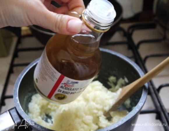 В готовый рис добавить рисовый уксус. Приправить рис по вкусу.