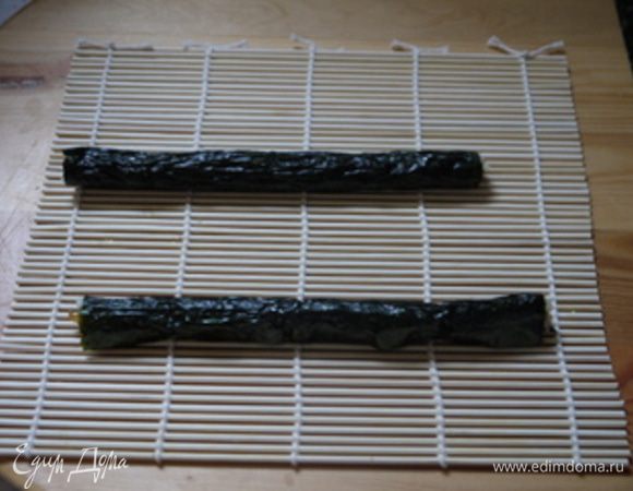 С помощью циновки скрутить в ролл. Приготовить пять тонких роллов-лепестков.