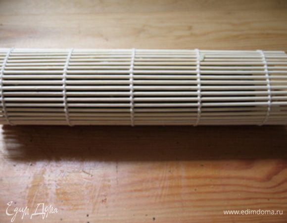 Собрать все части цветка вместе и завернуть их в нори с рисом для суши точно так же, как обычный ролл.В серединки цветка - помидор и морковь.