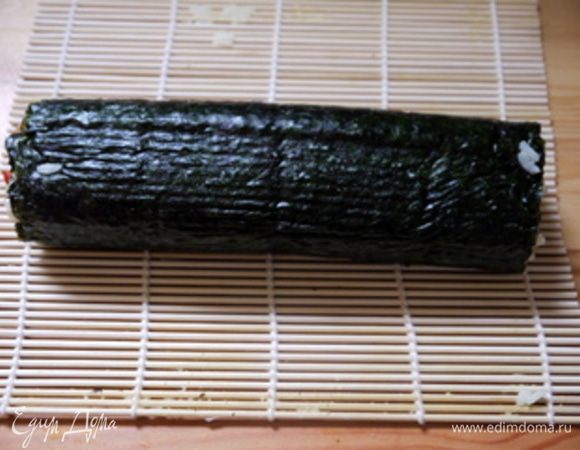 Готовый ролл разрезать на части.