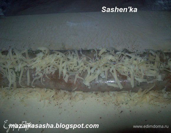 Посыпаем молотыми семенами фенхеля (хотя я думаю, что это не обязательно). Затем посыпаем тертым сыром.