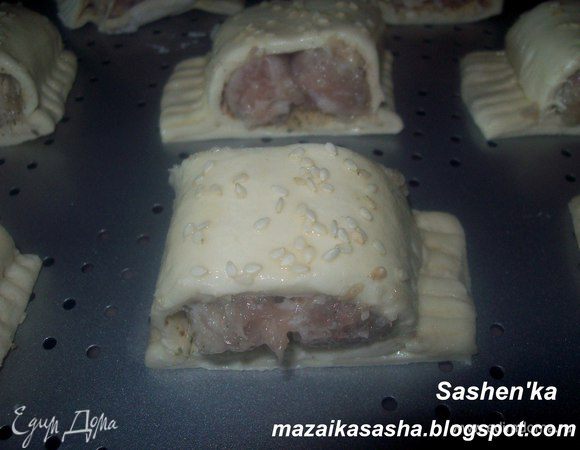 Разрезаем рулет острым ножом на кусочки примерно по 5 см. каждый. Выкладываем на протвень.