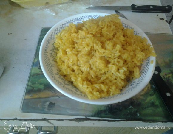 Отварить рис в подсоленной воде как на роллы (для лепки), добавив в воду чеснок и куркуму