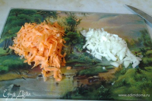 Морковь натереть на терке, лук мелко порезать