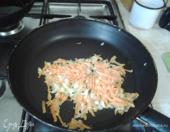 Тушить овощи на сковороде в небольшом количестве растительного масла пока не станут мягкими