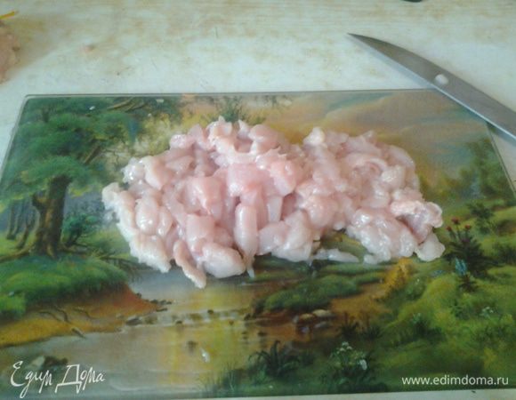 Куриное филе порезать маленькими кусочками