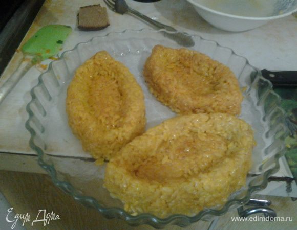 Из риса слепить "кораблики", смазать их взбитым яйцом