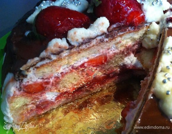 Взбить желток и белок по отдельности с сахаром.Аккуратно соединить.Добавить просеянную муку с крахмалом.Все перемешать.Форму 26 см смазать маслом, выложить тесто и выпекать при температуре 180 градусов 20-30 минут.
Вынуть бисквит и дать остыть.Тем временем взбить сливки с сахаром.Клубнику перетереть с сахаром.Если клубника получится очень жидкой,советую добавить агар-агар,иначе торт очень пропитается и начнет выделять воду.
Коржи разрезать на две части.Уложить первый корж на блюдо, пропитать можно по желанию любым сиропом,но я пропитывала клубничным,чтобы не перемешать вкусы.Затем выложить слой клубники(повторюсь, что она должна загустеть с агар-агаром иначе торт начнет выделять воду), затем сверху выложить часть сливок.Сверху накрыть печеньем своярди лишь слегка смоченным в сиропе, можно не пропитывать.Но есть опасность,что оно останется твердым:-). Сверху выложить вторую часть клубники, сливки.Положить второй бисквитный корж.Обмазать оставшимися сливками.
Плитку шоколада разломать, положить в ковшик,добавить 1 ст.ложку подсолнечного масла и растопить на водяной бане.Но сильно не перегревать.Снять с огня и когда немного остынет полить сверху торт, слегка ровняя лопаткой.Клубнику помыть.Порезать пополам и украсить торт.Для блеска сверху полила заливкой для торта.