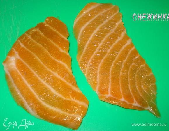 НИГИРИ-СУШИ. Для нигири-суши понадобится лосось. Нарезаем филе под углом на продолговатые полосочки. Можно использовать и сырой лосось. Или замариновать его на какое-то время,  смешав соевый соус с белым вином по вкусу.