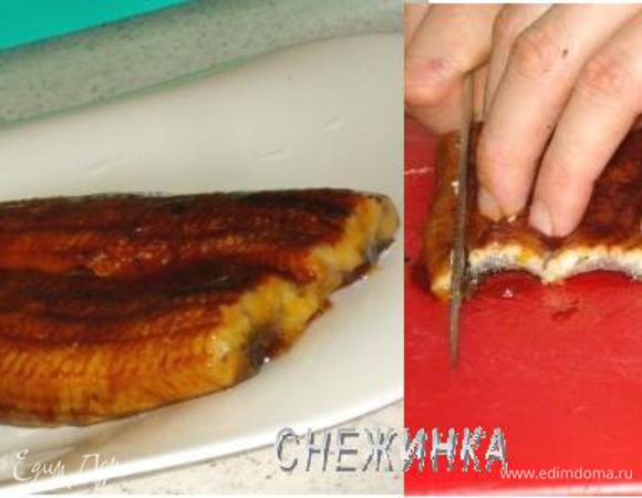 МИНИ-РОЛЛЫ С УГРЕМ. Вот так выглядит угорь, жареный на гриле. Нарезаем его сначала поперек на квадраты. Затем квадраты нарезаем не тонкими полосками. 