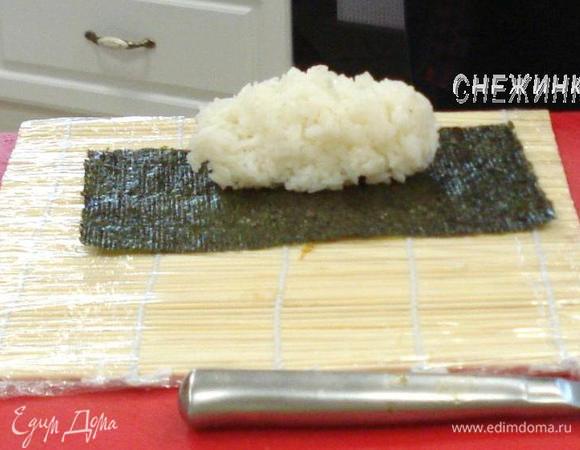 Готовятся роллы при помощи макису – бамбукового коврика. Коврик для формирования роллов лучше обтянуть слюдой. Так он станет более скользким. Лист нори делим пополам. Роллы формируем из 1/2 части нори и 75 г. риса.