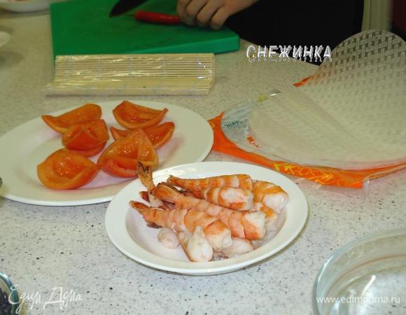 РОЛЛЫ В РИСОВОЙ БУМАГЕ С КРЕВЕТКОЙ. Сама по себе рисовая бумага плотная и не имеет вкуса. В роллах она пропитывается, становится мягкой. Подготовим креветки, отварить их, очистить. Помидоры порезать дольками, удалив кожу и жидкость с семенами. Сыр лучше поместить в кондитерский мешок, так его лучше отсаживать на рис.