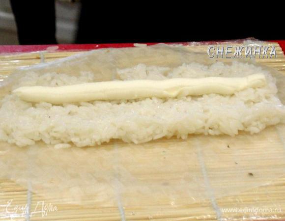 Отсаживаем полоску сливочного сыра.