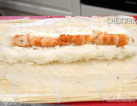 С одной стороны от сыра (дальней от Вас) укладываем креветки.