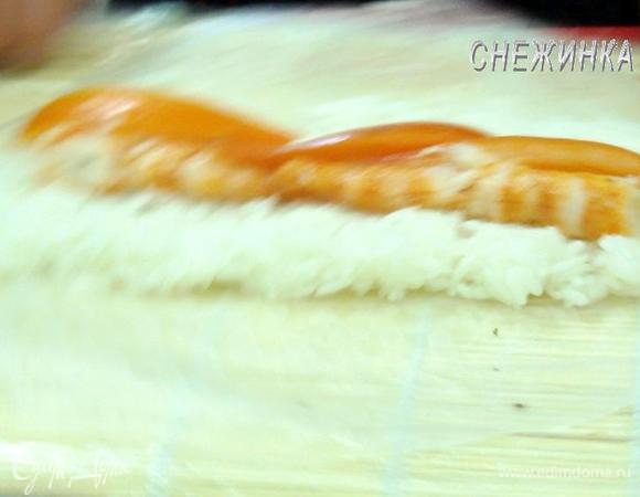 С другой стороны от сыра (ближней от Вас) кладем дольки помидора.