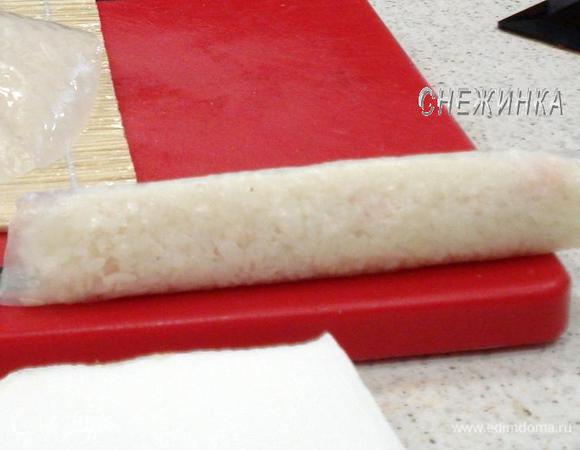 Сворачиваем ролл с помощью коврика и разрезаем на 4 части.
