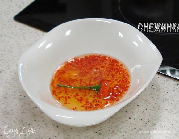 ПЕРЕЧНОЕ ВАРЕНЬЕ. Теперь приступим к самому интересному:)) Стручок перца чили разрезаем пополам, удаляем семена. Очень мелко нарезаем, сохраняя черенок. Отправляем его в сотейник с толстым дном, выдавливаем туда же сок лайма и всыпаем сахар. Доводим массу 3 раза до кипения. Даем закипеть один раз, снимаем с огня, даем постоять минут 8, снова ставим на огонь, кипятим и снимаем с огня и так еще 1 раз. При этом ничем не мешаем, можно только трясти сотейник, взяв его за ручку. Вот и всё! Приятного приготовления!