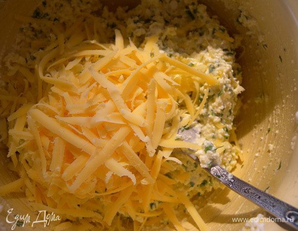 Растереть творог с яйцами. Добавить манную крупу и крахмал. Порезать мелко зеленый лук. Потереть на терку сыр. Все смешать и оставить на минут 10. Манная крупа вберет жидкость. Если тесто все же останется жидковатым - добавьте еще манки. 