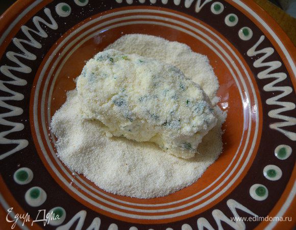Панировать сырники в манке