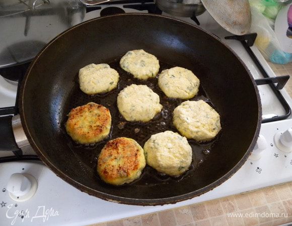 Жарить на сковородке на медленном огне. Первая сторона без крышки, вторая с крышкой. 