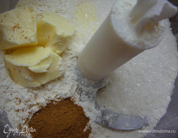 Высыпать в блендер просеянную муку,добавить крупно резанное масло,сахар 4ст.ложки и молотой корицы 1,5ч.л..