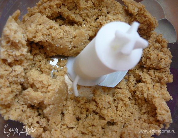 Смолоть все в крупную крошку.