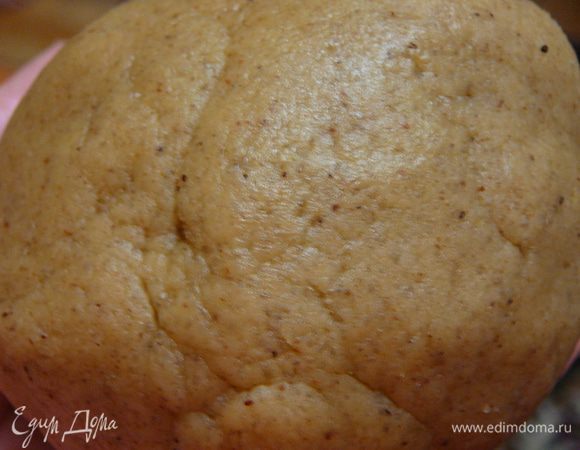 На слегка присыпанную мукой рабочую поверхность выложить крошки и руками размять,до более менее однородного состояния ,слепить шар.