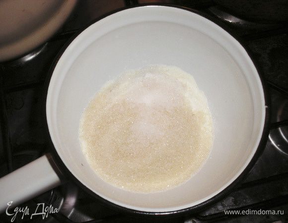 В кастрюльке смешиваем сухое молоко, сахар, ванильный сахар.