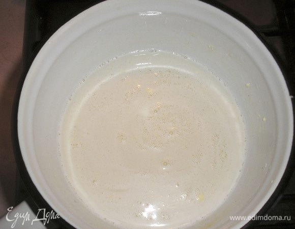 Доливаем 250 мл молока, размешиваем и доводим смесь до кипения.