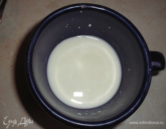 В отдельной посудине смешиваем 50 мл молока с кукурузным крахмалом.