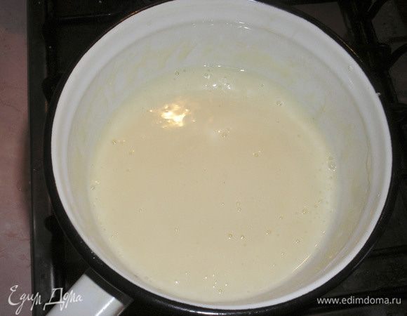 Добавляем в кипящую молочную смесь и варим крем несколько минут до загустения. Полностью охлаждаем.