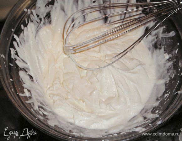 Сливки взбиваем до мягких пиков. Сливки должны быть тоже холодными!