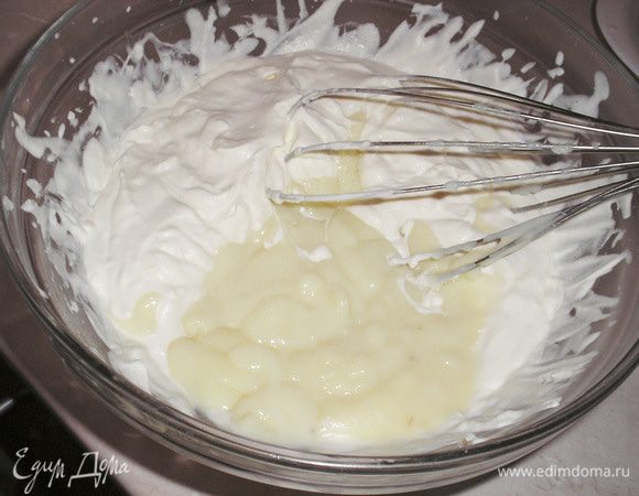 Венчиком смешиваем обе массы.