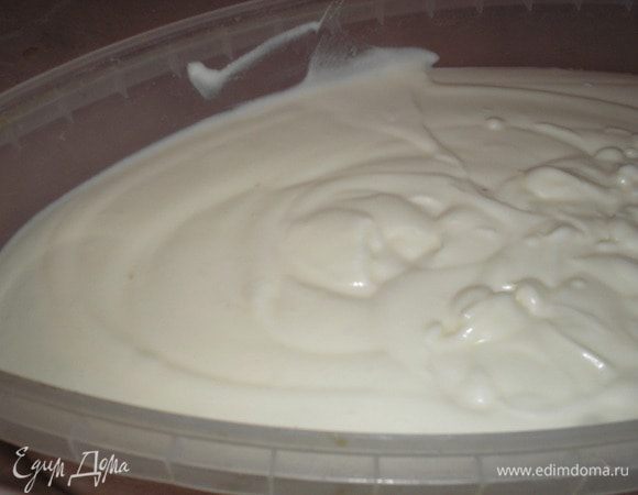 Выливаем мороженое в контейнер и ставим в морозильную камеру. Каждых 30 минут мороженое перемешиваем деревянной ложкой или взбиваем блендером, чтобы избежать кристализации.